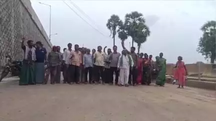 జంగారెడ్డిగూడెం పుట్లగట్లగూడెం వద్ద గ్రీన్ ఫీల్డ్ నేషనల్ హైవే సర్వీస్ రోడ్డు పనులు అడ్డుకున్న రైతులు