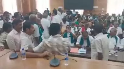 திருப்பூர் தெற்கு: மாவட்ட ஆட்சியர் அலுவலகத்தில் நடைபெற்ற விவசாயிகள் குறைதீர்க் கூட்டத்தில் 275 மனுக்கள் பெறப்பட்டுள்ளது