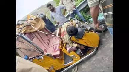 రామగుండం: బ్రిడ్జిపై ఆగి ఉన్న లారీని ఢీకొన్న ఆటో అక్కడికక్కడే ఆటో డ్రైవర్ మృతి ఇద్దరికీ గాయాలు