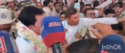 পলাশবাৰী: বৰঝাৰ বিমানবন্দৰত উপস্থিত কৃষ্ণগুৰু প্ৰেমানন্দ,বিদেশ ভ্ৰমণ কৰি বিতৰ্কত নাম সাঙোৰ খাইছিল, উষ্ম আদৰণি ২ সহস্ৰাধিক ভক্তৰ