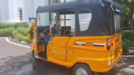 கிண்டி: விளம்பூர் கிராமத்தைச் சேர்ந்த பெண் ஆட்டோ ஓட்டுநருக்கு ஆளுநர் மாளிகையில் சொந்த செலவில் ஆட்டோ வாங்கி கொடுத்த ஆளுநர் ரவி