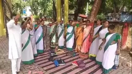 दुमका: इंडोर स्टेडियम परिसर में झारखंड प्रदेश स्वास्थ्य सहिया कर्मचारी संघ की दुमका प्रखंड इकाई की बैठक हुई