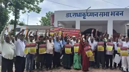 मोतिहारी: मोतिहारी में अपनी विभिन्न मांगों को लेकर बिहार अनुसचिवीय कर्मचारी संघ गोप गुट ने की नारेबाजी