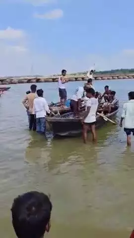 चुनार: गांगपुर में गंगा नदी में एक नाव पलटी, एक छात्र लापता, पांच की बची जान