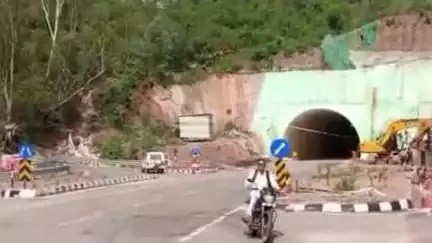 नूरपुर: पठानकोट मंडी फोरलेन पर त्रिलोकपुर की एक टनल में पहाड़ी का मलबा आने से टनल बंद, मलबा हटाने का कार्य जारी
