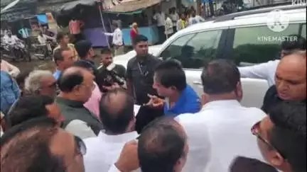 आर्वी: छत्रपती शिवराय चौकात महसूल मंत्री चंद्रशेखर बावनकुळे यांना जन आक्रोश समितीच्या पदाधिकाऱ्यांनी भेट घेऊन दिले निवेदन