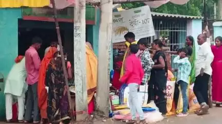 धुरकी: बारिश थमने के बाद बीज की दुकानों पर उमड़ी भारी भीड़