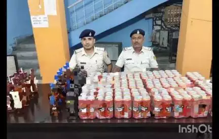 गया टाउन सीडी ब्लॉक: जिले में शराब कांड: 4 आरोपी महुआ, देसी, विदेशी शराब, महुआ फुल, एक टेंपो व दो मोबाइल के साथ गिरफ्तार