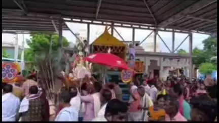 ଝାରସୁଗୁଡା: ଲଖନପୁର ବ୍ଲକ ଅନ୍ତର୍ଗତ ଲଖନପୁର ଗ୍ରାମରେ ଭକ୍ତଙ୍କ ପ୍ରବଳ ଗହଳି ମଧ୍ୟରେ ଅନୁଷ୍ଠିତ ହେଉଛି ମହାପ୍ରଭୁଙ୍କ ଶ୍ରୀଗୁଣ୍ଡିଚା ରଥଯାତ୍ରା