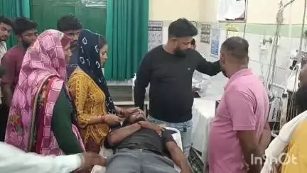 बाजपुर: बन्नाखेड़ा-केशोवाला रोड पर विक्रमपुर इंडस्ट्रीज एरिया के पास सड़क हादसे में बाइक सवार युवक घायल
