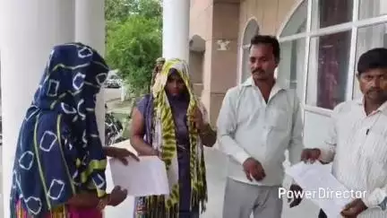 कर्वी: कर्वी के चकौंध निवासी व्यक्ति ने दबंग भूमाफियाओं पर प्रताड़ित करने का आरोप लगाते हुए डीएम कार्यालय में की शिकायत