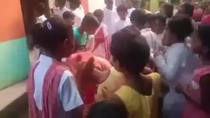 মুরারই ১: রতনপুর হিন্দু মিলন মন্দিরে প্রণবানন্দ বিদ্যা মন্দিরের ছাত্র-ছাত্রীদের উদ্যোগে রতনপুর গ্রামে রথযাত্রা উৎসব পালন