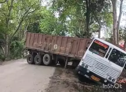संडीला: अतरौली के गोडवा में सड़क किनारे धंसा ईंट से भरा ट्रक, जलजीवन मिशन के तहत खोदी गई थी फुटपाथ