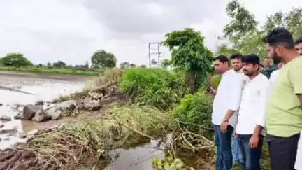 सिंदखेड राजा: मतदार संघातील ढगफुटी सदृश्य पावसाने झालेल्या नुकसानीचे आमदार मनोज कायंदे यांनी केली पाहणी