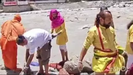 भटवाड़ी: गोमुख संकल्प कलश यात्रा के तहत गंगोत्री पहुंचे साधु-संतों ने गंगा भागीरथी नदी में चलाया स्वच्छता अभियान