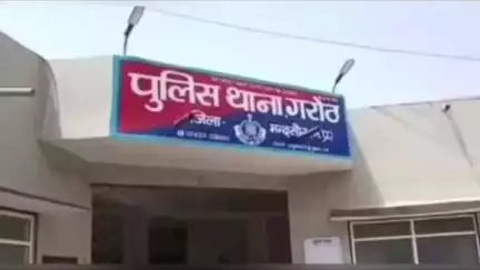शामगढ़: शामगढ़-गरोठ 8 लाइन रोड पर पिकअप पलटने के बाद पहुंची पेट्रोलिंग टीम, कार ने पेट्रोलिंग वाहन को मारी टक्कर