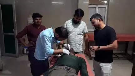 मैनपुरी: कोतवाली क्षेत्र में पिता के डांटने पर युवक ने ब्लेड से गला काटकर जान देने का प्रयास किया, जिला अस्पताल में उपचार जारी
