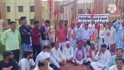 किशनी: नगर के राजकीय पॉलिटेक्निक कॉलेज में शिक्षण कार्य शुरू न होने से नाराज सपा विधायक और समर्थकों ने किया धरना प्रदर्शन