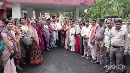 रायसेन: स्कूल शिक्षा विभाग की ऑनलाइन उपस्थिति व्यवस्था रोकने की मांग, मुख्यमंत्री के नाम डिप्टी कलेक्टर को ज्ञापन