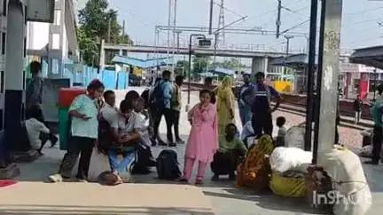 सोनीपत: सोनीपत रेलवे स्टेशन पर ट्रेनों की देरी से यात्री परेशान, अंबाला-मऊ स्पेशल ट्रेन 13 घंटे लेट