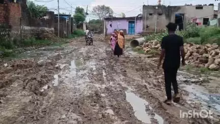 श्योपुर: हसनपुर हवेली में कच्चा सड़क मार्ग बना मुसीबत 
नहीं सुन रहे जिम्मेदार, बारिश में दल-दल में तब्दील हुई सड़क।
#Jansamasya