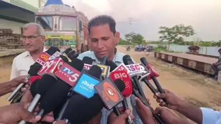గజ్వేల్: గజ్వేల్  పౌర సరఫరాల శాఖ గోదాములలో విజిలెన్స్ ఎన్ఫోర్స్మెంట్ టాస్క్ఫోర్స్ దాడులు. రెండు పిడిఎస్ బియ్యం లారీల సీజ్