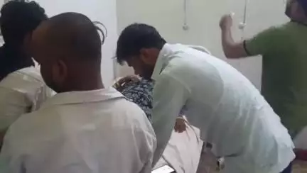 राठ: राठ क्षेत्र के बड़ा गाँव में बल्ब लगाते समय करंट से झुलसी महिला, सीएचसी में कराया गया भर्ती