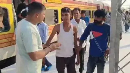 धनौरा: आला हजरत ट्रेन में युवक की जेब से पैसे निकालते समय जेबकतरे को पकड़कर जीआरपी को सौंपा गया
