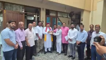 चमोली: पीपलकोटी बंड मंदिर समिति ने कैबिनेट मंत्री सतपाल महाराज से मुलाकात की, विभिन्न मांगों को लेकर दिया ज्ञापन