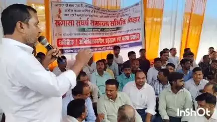 दाउदनगर: 16 सूत्री मांगों को लेकर ग्रामीण आवास सहायकों ने अनुमंडल कार्यालय के समक्ष धरना दिया, ज्ञापन भी सौंपा