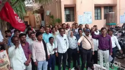 गोंदिया: ग्रामपंचायत कर्मचाऱ्यांच्या बेमुदत धरणे आंदोलनाला सुरुवात,पंचायत समितीसमोर आंदोलन