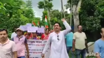 গাইঘাটা: এলাকায় মদের দোকান তৈরির প্রতিবাদে গাইঘাটার ইছাপুরে বিক্ষোভ গ্রামবাসীদের