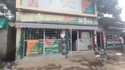 मुरैना नगर: पुराना बस स्टैंड चौराहे के पास शराब दुकान की छत तोड़कर घुसे चोर, शराब पेटी और एलसीडी गायब, पुलिस जांच में जुटी