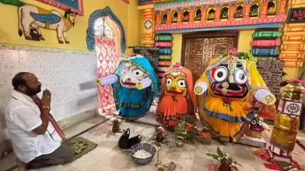 ଅନୁଗୋଳ: ଖମାର ଗ୍ରାମରେ ଥିବା ଜଗନ୍ନାଥ ମନ୍ଦିରରେ ଚତୁର୍ଦ୍ଧା ମୂର୍ତ୍ତିଙ୍କୁ ଦର୍ଶନ କଲେ ତାଳଚେର ବିଧାୟକ ବ୍ରଜ କିଶୋର ପ୍ରଧାନ