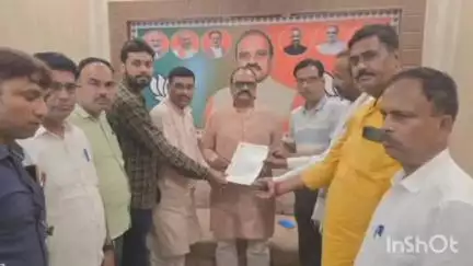 हरदोई: हरदोई में शिक्षक संघ ने सांसद व विधायक को ज्ञापन देकर स्कूल मर्ज करने की व्यवस्था का किया विरोध