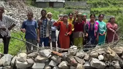 डुंडा: सिमलसारी गैर मुंगरसंती मोटर मार्ग के प्रतिकर की मांग को लेकर काश्तकारों का धरना प्रदर्शन आठवें दिन भी जारी रहा