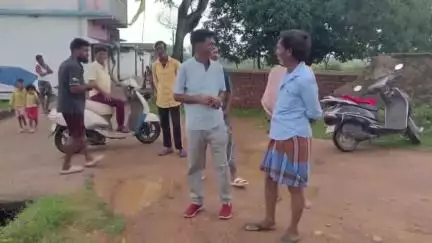 गिरिडीह: वार्ड नंबर 5 मोहनपुर चूड़ी बाबा मजार के बगल के मोहल्ला के लोग इन दिनों सड़क पर जलजमाव की समस्या से परेशान #jansamasya