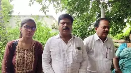 ఇల్లందు: పిల్లలు కలగరని భార్యని వద్దంటున్న ఎన్ ఆర్ ఐ ఉద్యోగి ఇల్లెందు స్టేషన్ ముందు బాధితురాలు ఆవేదన