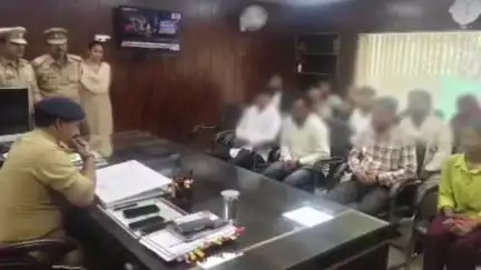 महोबा: पुलिस ऑफिस में एसपी ने किया जनसुनवाई कार्यक्रम, फरियादियों की समस्याएं सुनकर निस्तारण के लिए दिए निर्देश