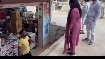 महाराजगंज: नगर पालिका परिषद अध्यक्ष ने मऊपाकड़ क्षेत्र में साफ-सफाई, स्ट्रीट लाइट और कर पथ का किया निरीक्षण
