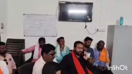 अकोट: स्मार्ट मीटर विरोधात शिवसेनेचे महावितरण  कार्यालय येथे मुख्य अभियंता यांना निवेदन