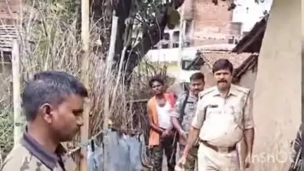 टुंडी: मनियाडीह पुलिस ने चार वारंटी अभियुक्तों के घर ढोल-नगाड़े बजाकर इश्तिहार चिपकाया