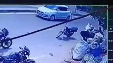 रोहतक: खेड़ी साथ गांव में गंदगी की शिकायत पर झगड़ा, सीसीटीवी में युवक पर बोतल से हमले का प्रयास