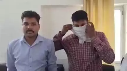वाराणसी में एंटी करप्शन टीम ने दो पुलिसकर्मियों को घूस लेते रंगे हाथ पकड़ा, SHO पर गंभीर आरोप लगे