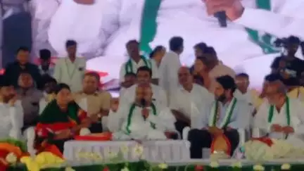 ದೇವದುರ್ಗ: ಸರ್ಕಾರದಲ್ಲಿ ಗುಮಾಸ್ತರಿಗೆ ಸಂಬಳ ಕೊಡಲು ದುಡ್ಡಿಲ್ಲ, ಆದರೂ ಗ್ಯಾರೆಂಟಿ ನಡೆಸ್ತಾರೆ; ಎಚ್ ಡಿ ದೇವೇಗೌಡ ವ್ಯಂಗ್ಯ