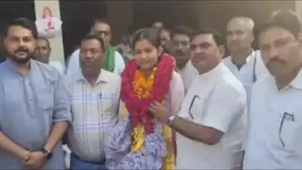 खुर्जा: कालिंदी कुंज की शिखा चौधरी बनी एयरफोर्स में फ्लाइंग ऑफिसर, स्कूल और कॉलेज में रही टॉपर, प्रधानाचार्ययों ने किया सम्मान