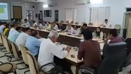 भीलवाड़ा: जिला कलेक्ट्रेट सभागार में जिला स्तरीय अधिकारियों की लम्बित प्रकरणों के संबंध में समीक्षा बैठक आयोजित