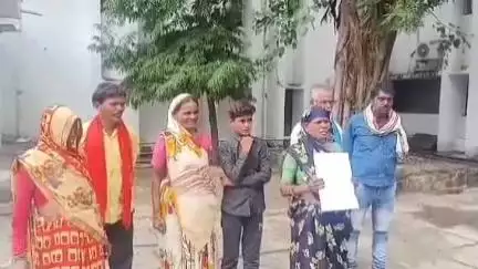 ललितपुर: ग्राम थाना में रहने वाले लोगों के लिए निकलने को नहीं मिल रहा है रास्ता। ग्रामीणों ने दिया ज्ञापन#Jansamasya