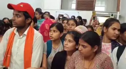 ग्वालियर गिर्द: मुरार गर्ल्स VRJ कॉलेज की छात्राओं का जीवाजी विश्वविद्यालय में जमकर हंगामा