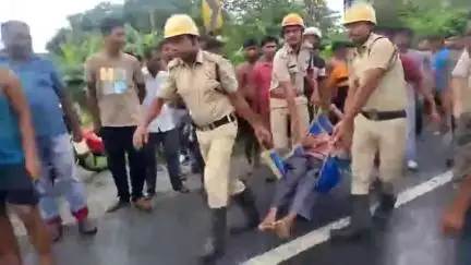 ধূপগুড়ি: দুটি লরির মুখোমুখি সংঘর্ষে গুরুতর আহত ২,ঘটনায়  চাঞ্চল‍‍্য ধুপগুড়ি ঠাকুরপাটগামী জাতীয় সড়কের মিলপাড়া সংলগ্ন এলাকায়